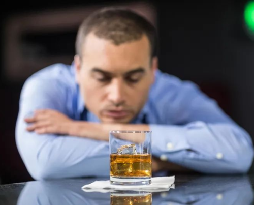 喝酒上瘾是因为大脑奖赏功能？(酒大多难喝，为什么还有人喜欢喝？)