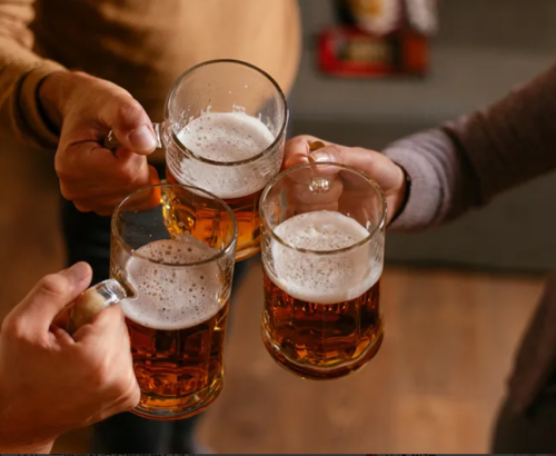 喝酒上瘾是因为大脑奖赏功能？(酒大多难喝，为什么还有人喜欢喝？)