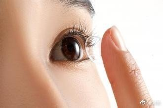 干眼症是什么原因引起的怎么避免(少看手机或有助于预防干眼症)