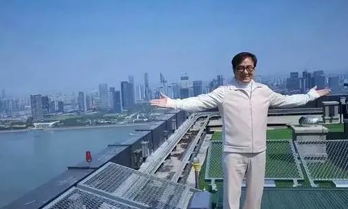 成龙乘私人飞机杭州买楼 大方展示自己的亿元豪宅
