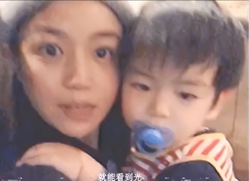 陈妍希分享儿子近照 5岁儿子小星星背影像爸爸陈晓