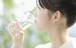 多喝水真的健康？养肾还伤肾，3种喝水方式快避免