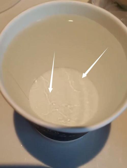 热水倒进杯子里有一层油是杯子不干净吗？这是什么现象？