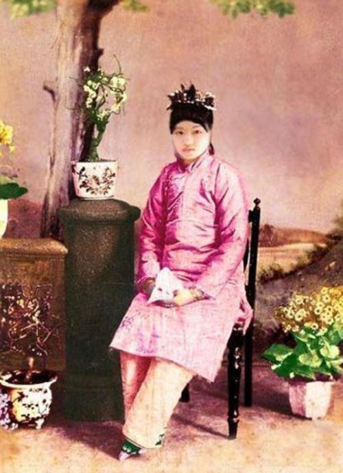 民国姑娘裹小脚图片，中国古代女人为什么缠足？