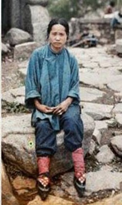 民国姑娘裹小脚图片，中国古代女人为什么缠足？