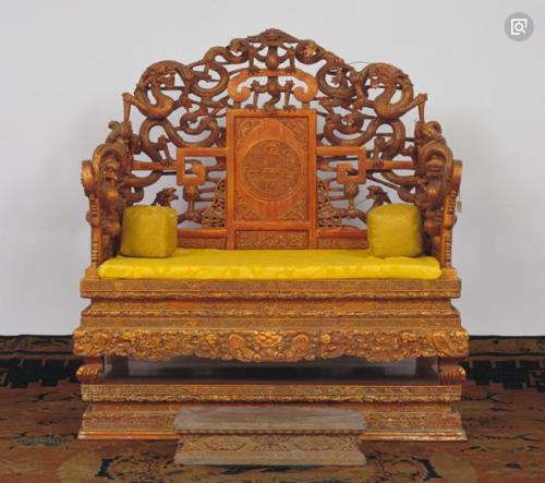 故宫龙椅是纯金材料做的吗，故宫龙椅什么朝代建造的？