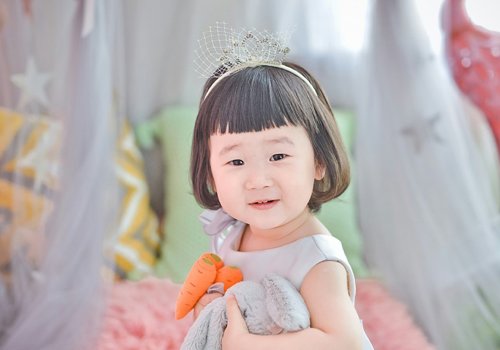 三四岁女孩齐刘海短发还能这样梳,甜美可爱不用打理,妈妈超省心 三四岁女孩齐刘海短发还能这样梳,甜美可爱不用打理,妈妈超省心